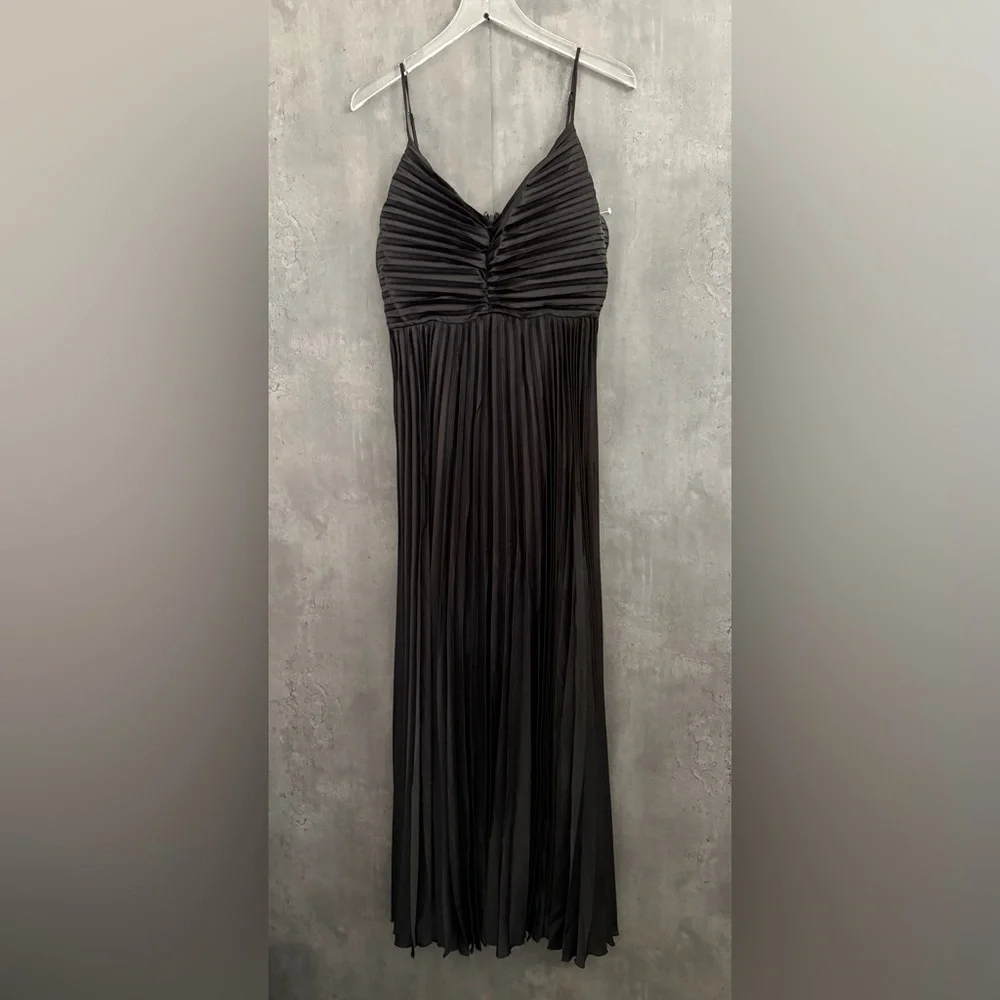 PETAL & PUP NAIRA PLEATED MAXI DRESS - BLACK SIZE 6 B2315 - Picture 5 of 8